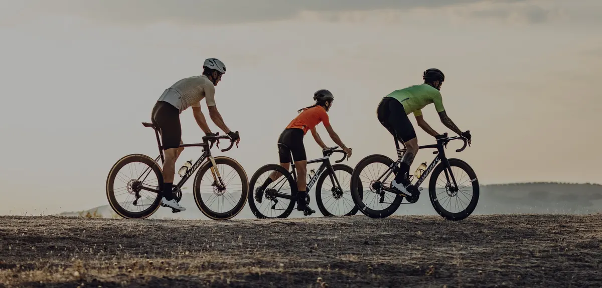 Wielrenners op racefietsen op de open weg