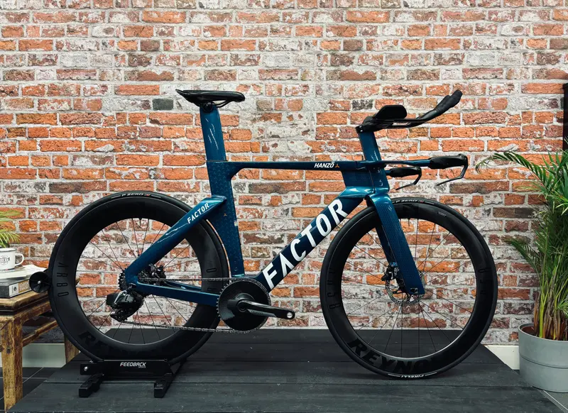 Racefiets strak opgebouwd en afgesteld