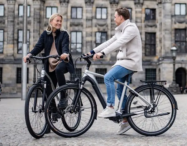 Stel onderweg op e-bikes in de stad