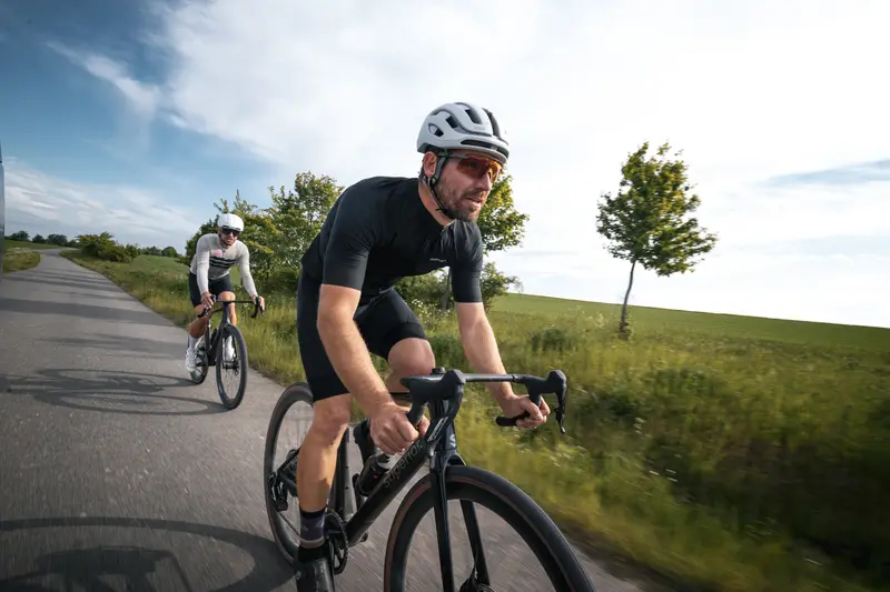Wielrenners samen onderweg na de bikefit