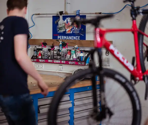 Fiets in de werkplaats van Vision Sports