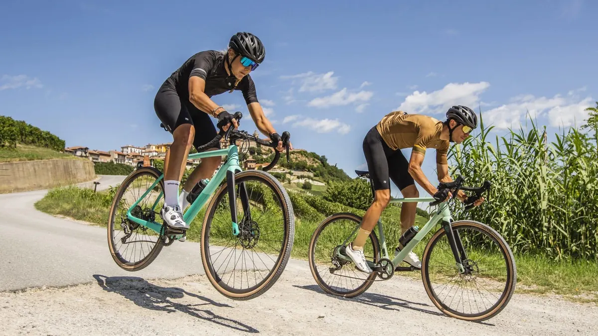 Twee renners op gravelfietsen langs de kust