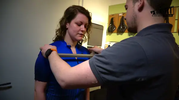 Bikefit: de fitter kijkt mee naar je houding op de fiets