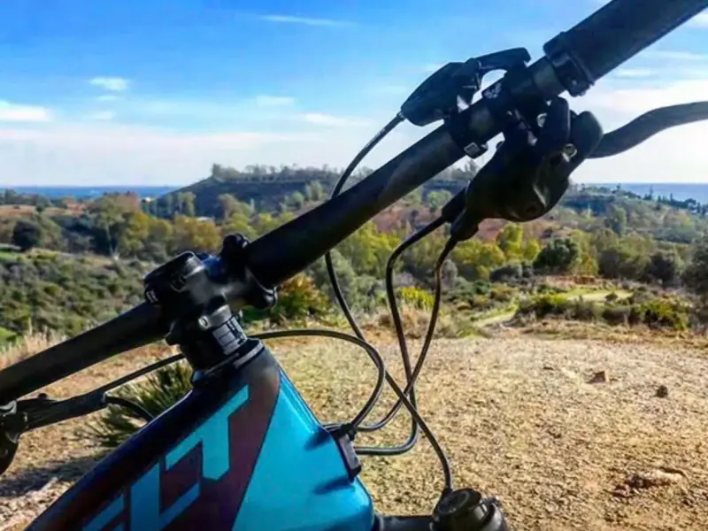 Uitzicht over heuvels vanaf de mountainbike