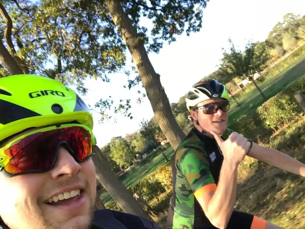 Wielrenner met fietshelm onderweg in de lente