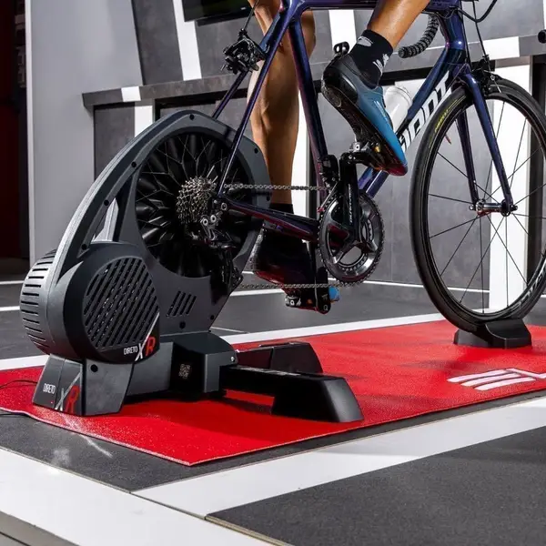 Racefiets op een smart trainer, klaar voor de afstelling