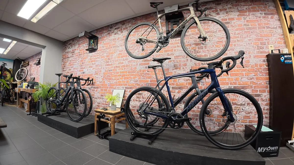 Racefietsen tegen de bakstenen wand in de showroom van Vision Sports