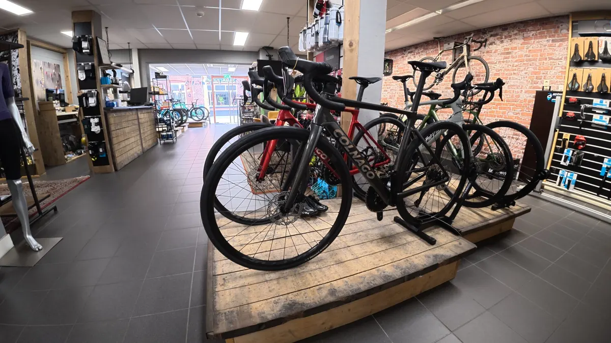 Racefietsen in de showroom van Vision Sports