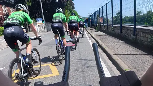 Saskia van Vision Sports tijdens een fietstocht met het team