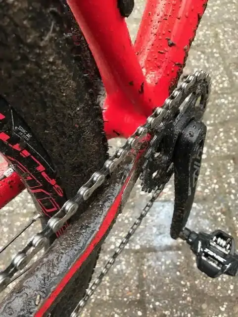 Close-up van een gesmeerde fietsketting op de cassette