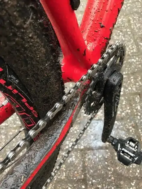 Close-up van een gesmeerde fietsketting op de cassette