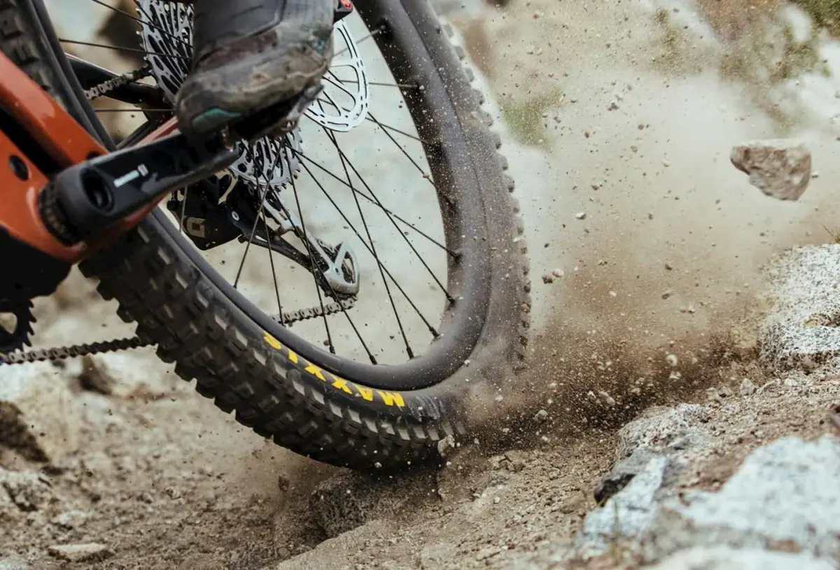 Mountainbike-achterwiel door los zand