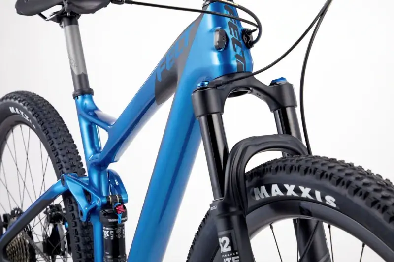 Detail van een mountainbike-frame met vering en banden