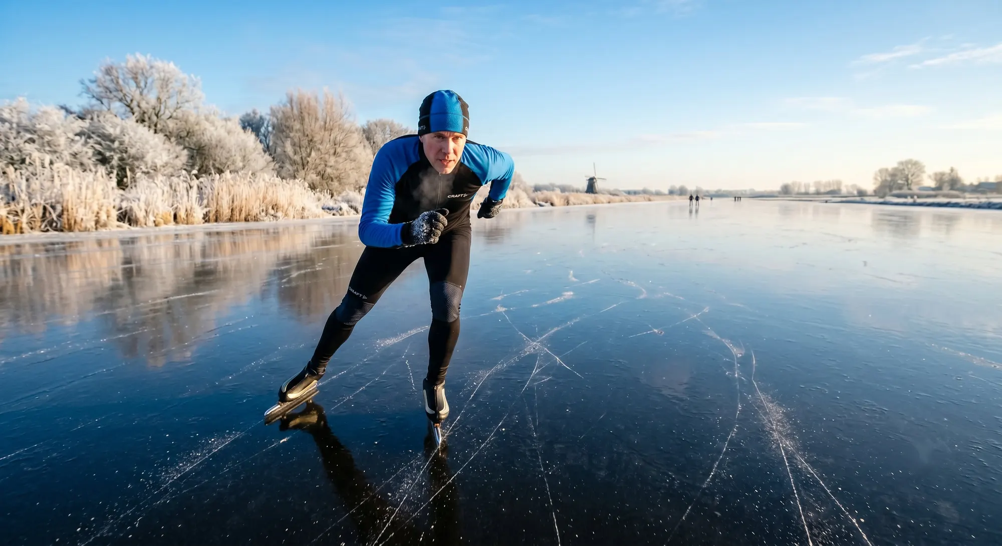 Schaatser in een lage houding op het ijs