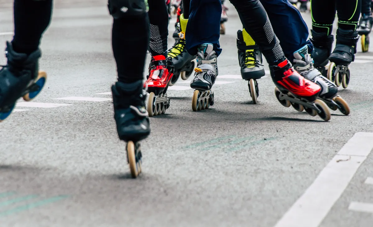 Skeelers van een groep rijders op het asfalt