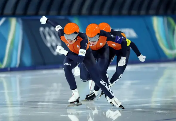 Drie schaatssters in ploegenachtervolging op de ijsbaan
