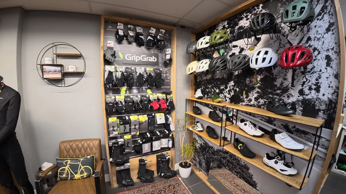 Fietsschoenen, helmen en handschoenen in de winkel van Vision Sports