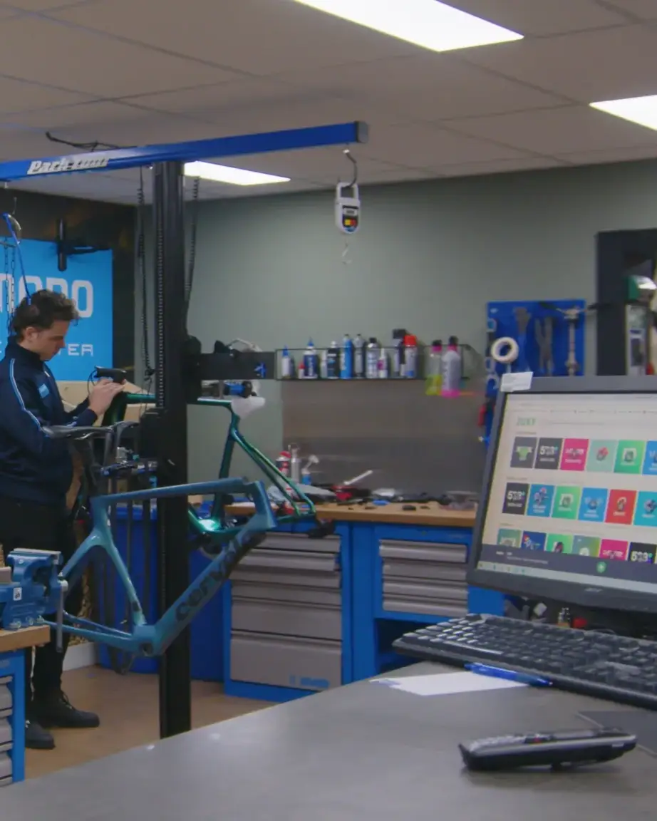Foto van professioneel fiets onderhoud in de werkplaats