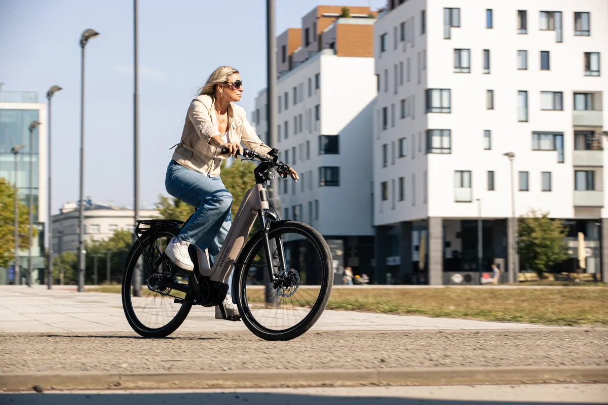 Fietser onderweg op een e-bike in de stad
