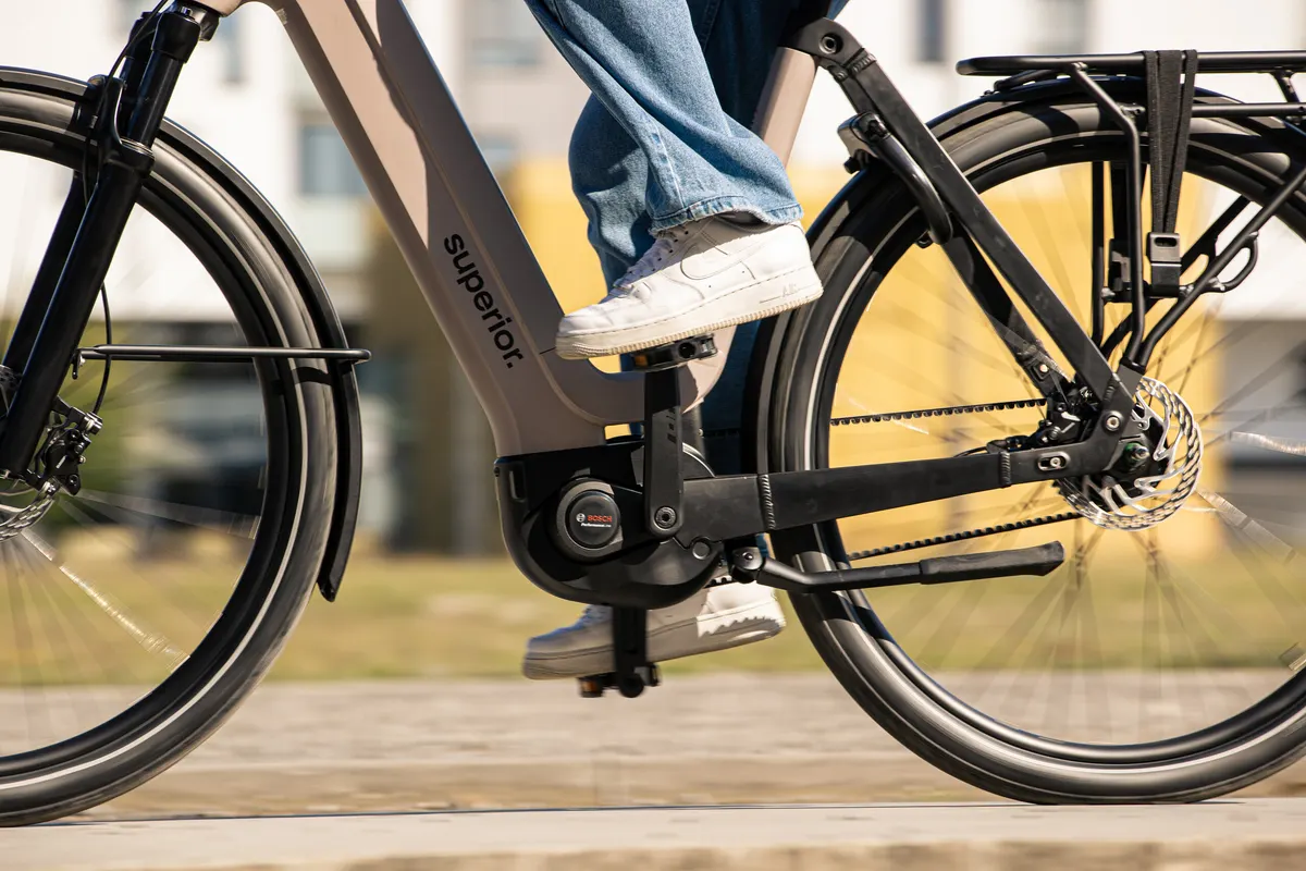 Middenmotor en aandrijving van een e-bike onderweg