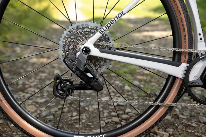 Aandrijflijn en tanwall-band van een gravelfiets van dichtbij