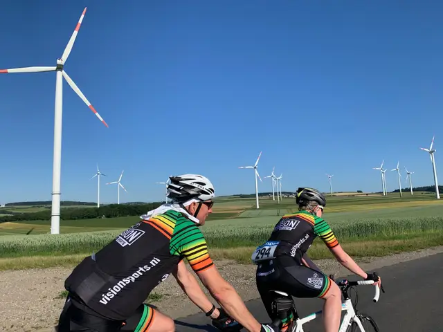 Renners in Vision Sports-tenue onderweg tijdens een trainingsrit