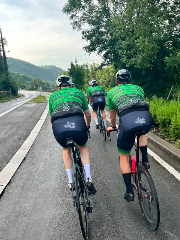 Wielrenner op de racefiets in de bergen